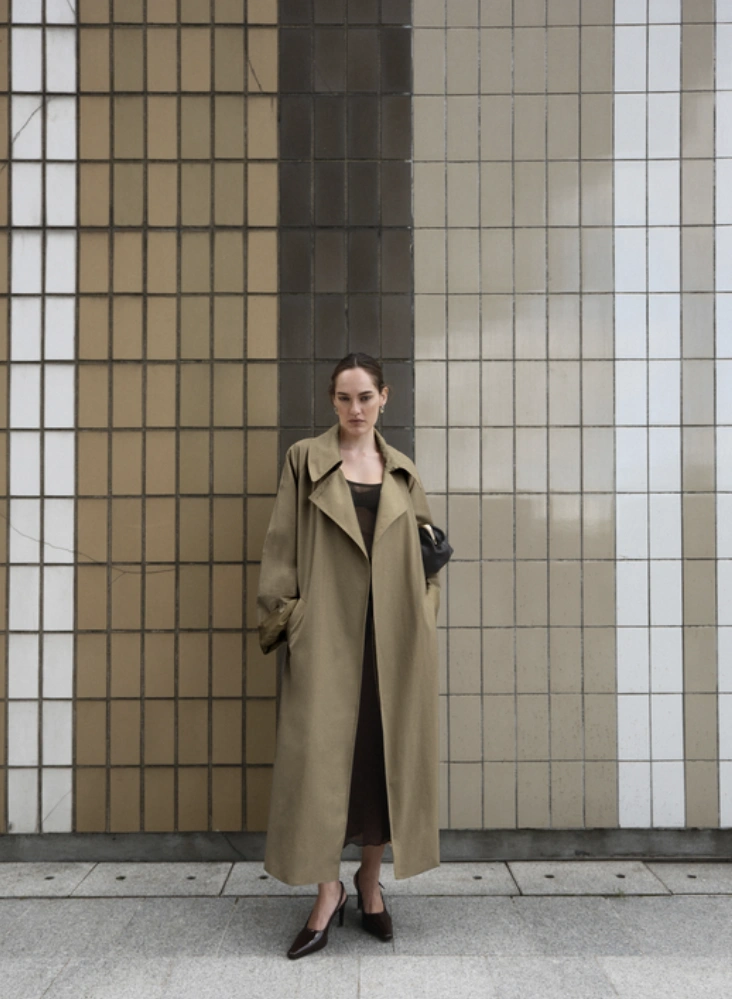 Look 01 — Тренч и прямые брюки