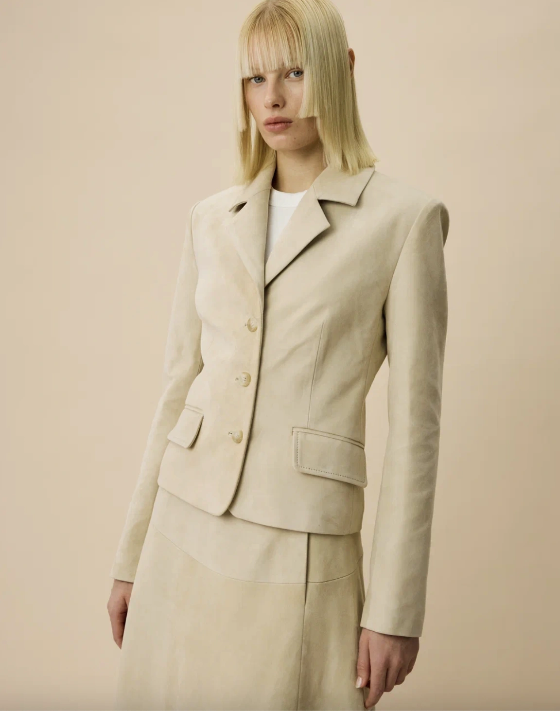 Waisted Blazer with Buttons in Beige Suede — фото 3